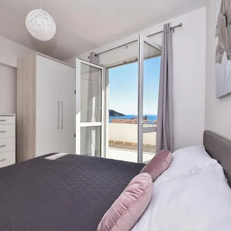 Luka Apartment *